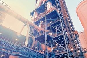  <div class="bildtext_en">1 The preheater and the rotary kiln of an operating 10 000 t/d cement production line of the Yamama Saudi Cement Company, which was built by thyssenkrupp on a turnkey basis</div> 