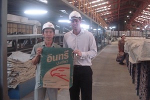  1	Wisun Paritatpisal (SCCC cement packing plant manager) and Craig Pope (Mondi Singapore sales &amp; marketing manager) with a SCCC 50 kg 2-ply bag manufactured out of Advantage Select 80 gsm 