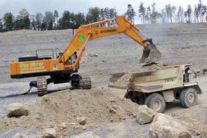  The 80-t Hyundai R800LC-9 electric excavator is driven by a 310 kW Siemens electric motor instead of the former 363 kW diesel engine
 