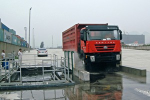  <div class="bildtext_en">1 In harbours MobyDick Wheel Washing Systems can prevent dangerous contamination from ­getting onto roads or highways</div> 