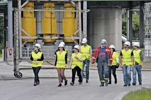 3 Chief production manager, Burkhard Wolf, toured with his group the ­various ­stages of cement pro­duction and granted excellent insights 