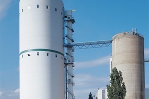  IBAU HAMBURG‘s range also includes high-capacity silo facilities for raw meal, cement, lime, gypsum and fly ash, of diameters from 10 to 30 m and capacities from 1,000 to 40,000 tonnes, with more than 7,000 reference installations around the globe. Shown here: a multi-chamber silo facility incorporating a mixer, installed at the Lafarge plant in Karsdorf.  