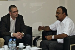  	ZKG-Redakteur Dr. Thomas Weiß im Gespräch über das Werk mit T.V.S. Chidambaram 
