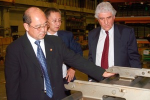  Guo Wen Shan, President – Anhui Conch Cement Company Ltd., Shao Hua Bing, Sales Manager Cement Div. - AUMUND Machinery Trading Beijing, F.-W. Aumund (from left, v.l.) 