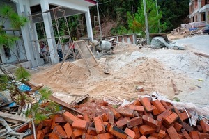  	Konventionelle Baustelle in Borneo/Malaysia mit Halden für das Mörtelmischen von Hand(Source/Quelle: drymix.info) 