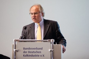  BVK-Hauptgeschäftsführer Martin Ogilvie legte der Mitgliederversammlung den Geschäftsbericht 2011/2012 vor  