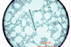 Aufnahme mittels Computertomographie; dunkelgrau = Feststoffstege, hellgrau = Poren; schwarz = Glasfasern 