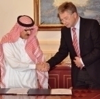  His Highness Prince Abdullah bin Musa‘ad bin Abdurraham Al-Saud and Erich Pichlmaier (right) signing the contract  