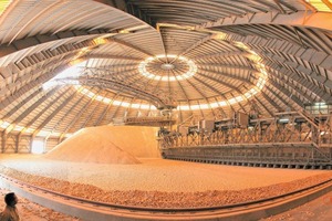  Kalkstein-Rundlager mit „arabischer Landschaft“ im Werk Rabigh der Arabian Cement Company, Saudi-Arabien 