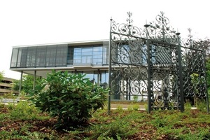  Kopie des Tors vor dem herzoglichen Schloss in Dessau, geschmiedet von G. Polysius im Jahre 1875 – dahinter das neue Kommunikationszentrum (oben) 