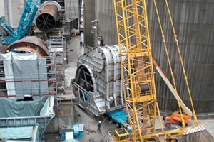  10 The kiln hood is arriving – in the background, the 1000 t crawler crane (blue) for the kiln conversion 