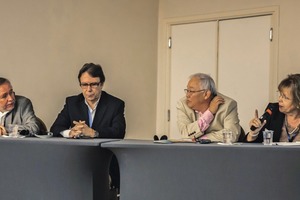  5 Speakers discussion (from right to left), Zilda Maria Faria Veloso, Director of Urban Environment from the Federal Environmental Ministry; Milton N. Sogabe, Manager of Special Projects at CETESB; Antonio C.B. de Oliveira, Director of ABNT; José B. Lopez, Chamber of Pneumatic Industry of Chile 