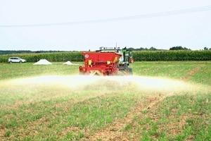  <div class="bildtext_en">1 Lime fertiliser applied on crop stubbles</div> 