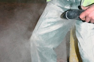  Safe staff cleaning with wall-mounted Jetblack unit • Gefahrlose Personenreinigung mit wand­montierter Jetblack-Einheit 