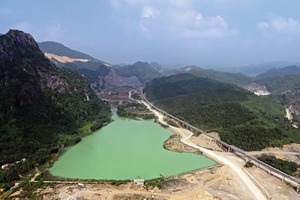  <div class="bildtext_en">1 Beumer managed to route the conveyor along a very narrow stretch of land for the cement producer Cong Thanh</div> 
