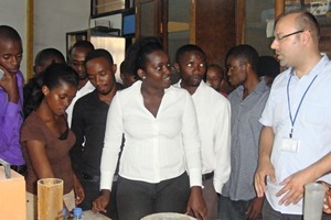 2 Wolfram Schmidt (BAM) explains experiments in the laboratory as regards the rheology of cement pastes