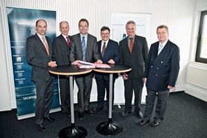 Signing the research agreement between Haver & Boecker and the South Westphalia Scientific Association, an affiliated institute of the South Westphalia University of Applied Sciences (from left): Dr. Stephan Hüwel (Haver & Boecker), Prof. Paul Gronau, Reinhard Neundorf, Heinz-Joachim ­Henkemeier, Prof. Jürgen Bechtloff (South Westphalia University of Applied Sciences) and Dr. Reinhold Festge (Haver & Boecker)