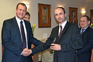 Matthias Vette (Vattenfall, left) congratulates plant director Adam ­Kaczmarek on the ceremonial starting up of the new system