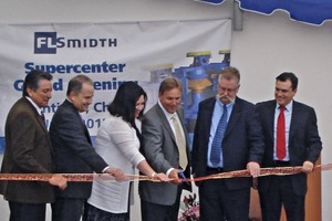 The new supercenter in Santiago was opened by a ribbon cutting.