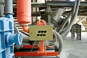 4 The multi-port air cannon system ­delivers its air blast to as many as eight ports using an air cylinder, without ­conventional valves