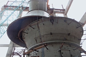 9 Erection of the classifier top part (Balaji, India)
