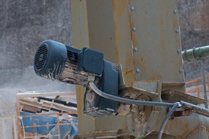 3 Screw conveyor with flat gearbox