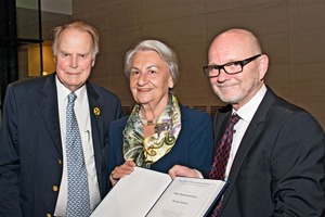 Duncan Herfort (right) received the award from Dr. Edith Dyckerhoff and Dr. Klaus Dyckerhoff