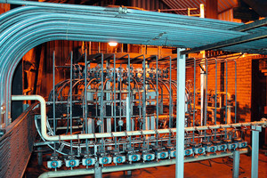 Distribution station for a reactor feed