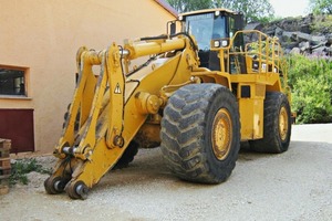 An older Cat 988 wheel loader before the overhaul ...