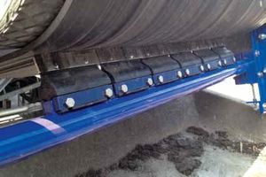 4 Belt cleaners consist of plastic or carbide-metal blades, as well as a spring tensioning system that keeps the blades in optimal contact with the conveyor belt