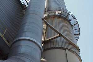 Conditioning and cleaning flue gas of a kiln