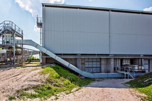 4 The chain belt conveyor lifts the material to the height of the pipe conveyor