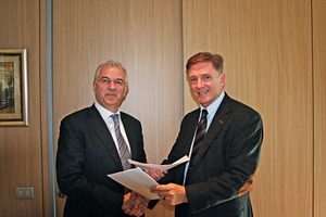 Handshake after contract signing: Luigino Pozzo (CEO, PMP Industries, left) and Thorsten van der Tuuk (Executive Vice President, Linde)