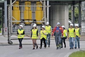 3 Chief production manager, Burkhard Wolf, toured with his group the ­various ­stages of cement pro­duction and granted excellent insights