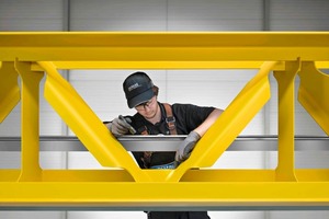 2 The crane girder is designed according to bionic engineering principles based on nature