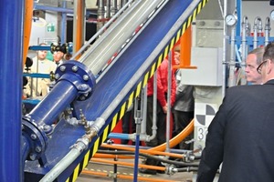 3 The experts inspect the impressive inclination of the Fluidcon pneumatic transport