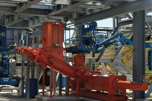 3 Piston pump for feeding pasty solids to co-processing