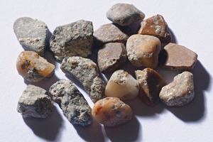 7 Concrete granulates. Upper: 2/8 mm after the Loesche process, lower: 4/30 mm, ­conventional
