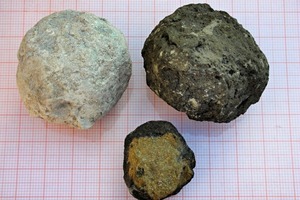 2 Clinker as an inter-mediate product of cement production. Right: under normal conditions, left: burnt under reductive conditions, bottom: reductively burnt with a so-called “brown core”