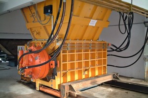 1 Robust shredder for opening, dissolving and homogenization