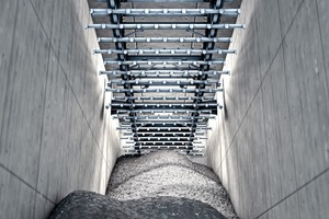 Storage box with FeedexTM overhead reclaimer