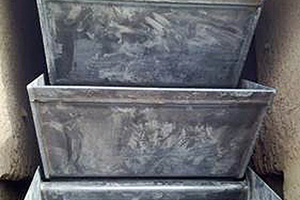 1 Aumund belt bucket elevator type BWG-GK for coarse grain: The narrow, overlapping bucket configuration permits the belt to disappear entirely behind the buckets. No coarse material will be thrown behind the backs of the buckets, even after stoppage