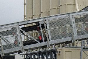 3 Beumer uses durable conveyor belts ensuring high tensile strength. To fulfil accident prevention regulations and safety requirements, the walkway side is covered with perforated plates