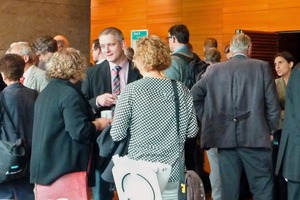 3 The scientists discussed their recent research results during the breaks