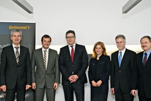 1 ContiTech signs a cooperation agreement with Siemens and ThyssenKrupp for the development and marketing of the Chevron Megapipe tubular belt conveying system: Hans-Jürgen Duensing and Dr. Michael Hofmann, ContiTech, Dr. Franz-Maria Wolpers, ThyssenKrupp, Cornelis Rahner and Norbert Becker, Siemens, Detlev Schröder, ThyssenKrupp (f.l.t.r.)