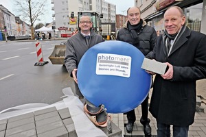 1 Andreas Hugot, Burkhard Drescher and Mayor Bernd Tischler (from left) are confident that the new pavement stones will remove harmful nitrogen oxids from the streets of Bottrop