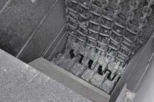 3 An efficient hydraulic gap-adjustment system and an integrated overload protection system ensure the required particle-size fractions