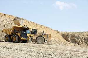 2 In Allmendingen, the new dumper truck is loaded from three main loading points, like here by a new Cat 992K