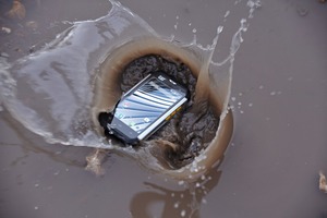 2 Not even a fall into a mud puddle can harm the S50