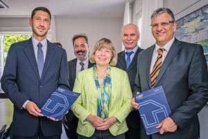 Signatories to the contract on 16 July 2015: Timo Feuerbach (Director of the FVB), Dr. Undine Krätzig (Officiating Chancellor of the TU Dresden), Prof. Jürgen Weber (Director of the Institute for Fluid Dynamics at the TU Dresden), Prof. Ralf Stelzer (Dean of the Faculty of Mechanical Science and Engineering at the TU Dresden), Joachim Schmid (Director of VDMA Construction and Building Materials Machines)